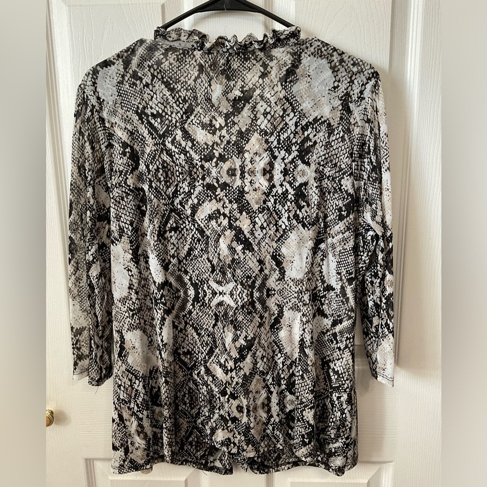 International Concepts blouse. 3/4 sleeve. ruffles. Size 1X. - Picture 6 of 7